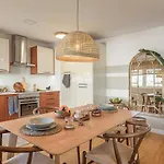 Karimata - 2 Bedrooms And Parking In Arroios *